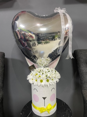 SEVİMLİ KUTUDA BALON VE PAPATYA ARANJMANI
